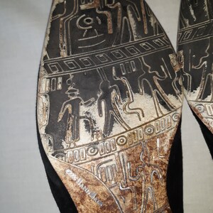 Puede incluir: Primer plano de la suela de un zapato de ante negro con un dise&ntilde;o detallado de una civilizaci&oacute;n antigua. El zapato es talla 40 y tiene el texto "Made in Italy" en la suela.