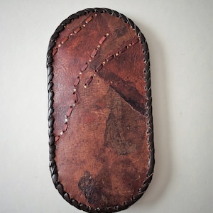 Custodia per occhiali vintage retrò in pelle marrone con ornamenti dorati / portaocchiali da sole artigianale