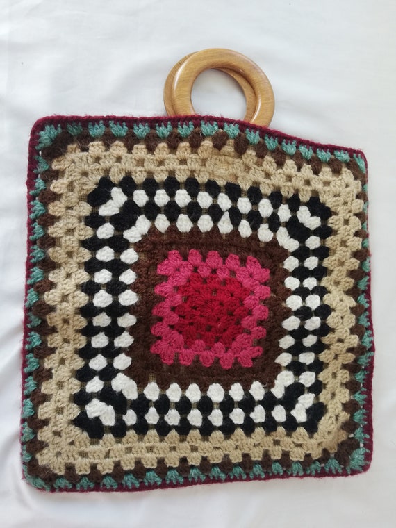 Vintage crochet handbag with wooden top handle / … - image 5