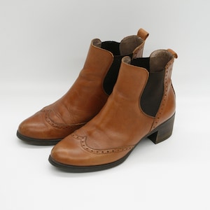Leren Chelsea-brogue-enkellaarzen met vleugeltip in cognacbruin | Lage blokhakken voor dames | Maat 37EU 6.5US | Gemaakt in Spanje
