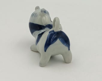 ヴィンテージ磁器牛の置物/青と白の手描きのブロー彫刻/収集価値のある