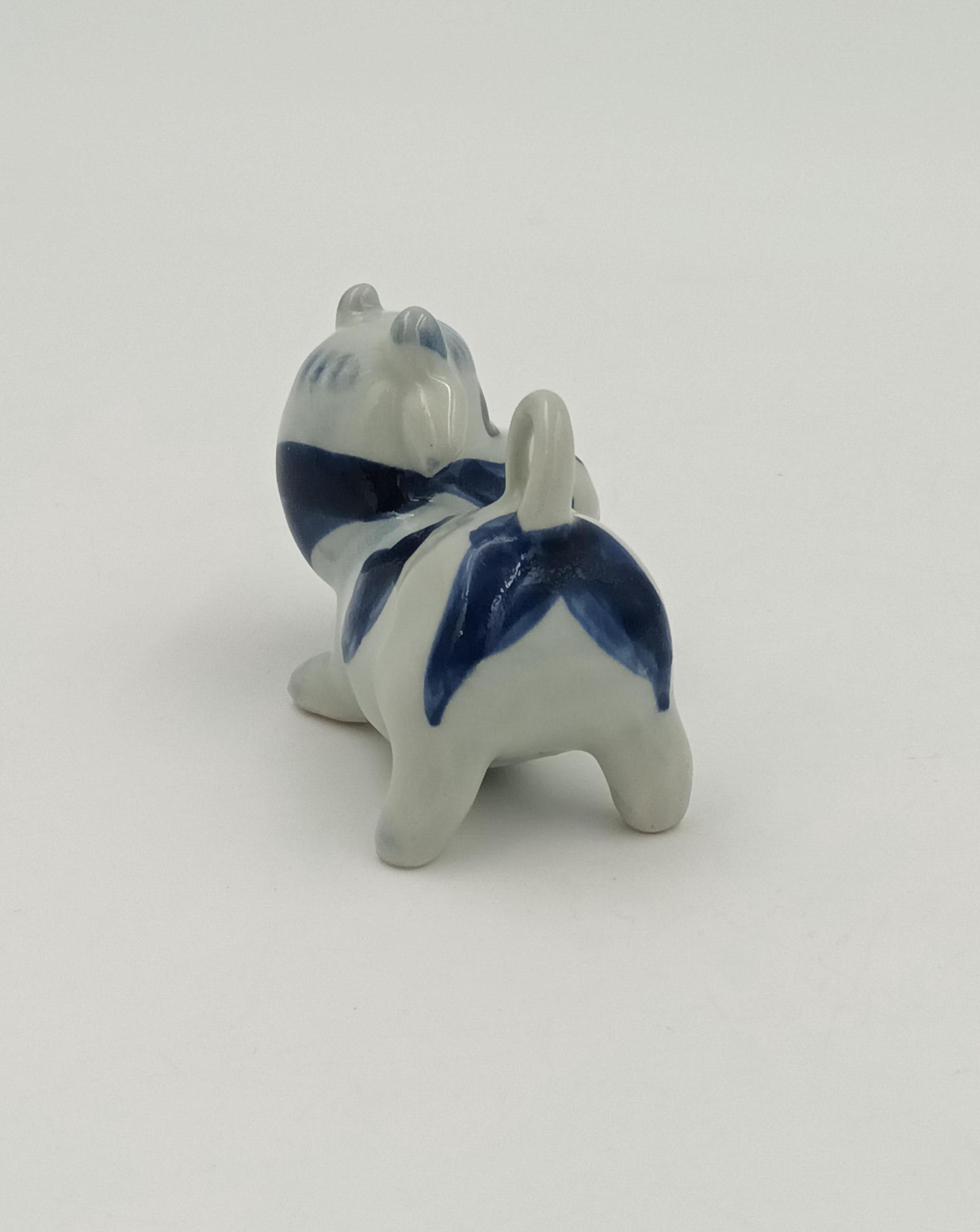ヴィンテージ磁器牛の置物/青と白の手描きのブロー彫刻/収集価値のある ヴィンテージ磁器牛の置物/青と白の手描きのブロー彫刻/収集価値のある