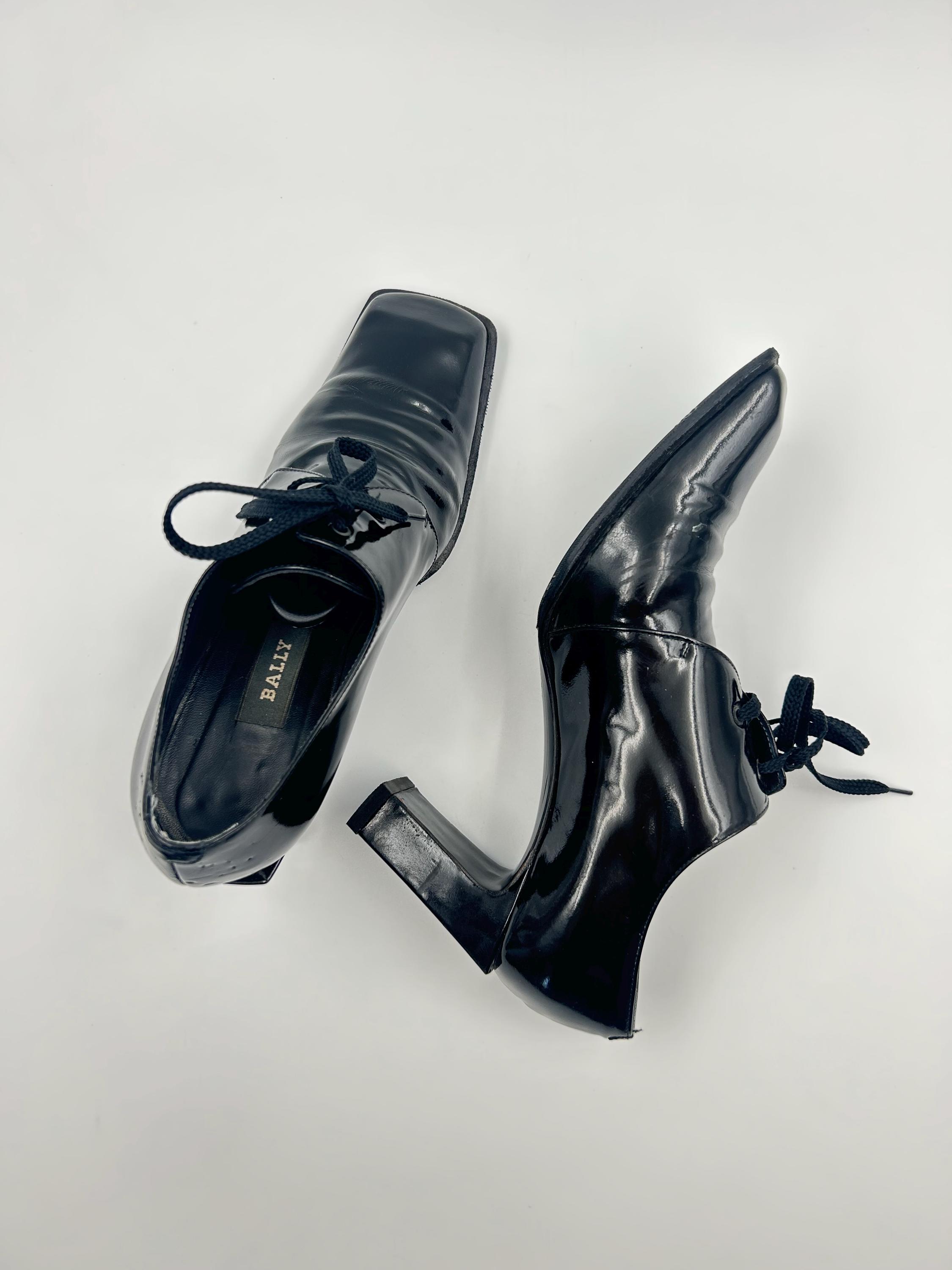 BALLY ITALIAN BLACK LACE UP
OXFORDS, SIZE 91/2 9.5  classic vintage Vintage Bally Oxford Pumps: Black Patent Leather Shoes Size  main image 2