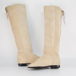 Vintage suède leren knielaarzen in beige | Platte treklaars met spitse neus voor dames | Askel maat 36EU 5,5US gemaakt in Finland