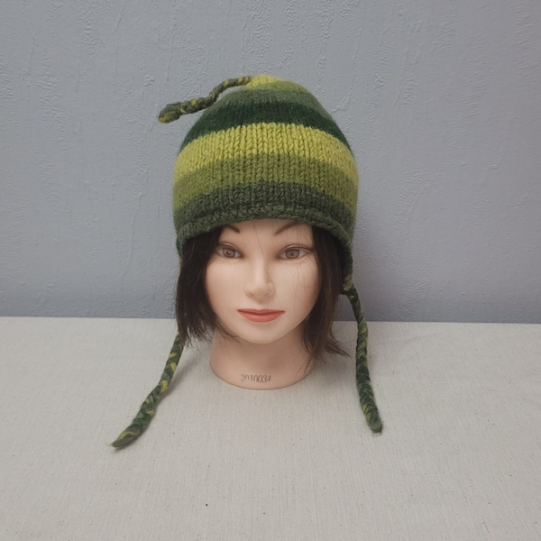 chapeau de laine péruvienne bonnet vert pour femmes de petite taille ou enfants / chapeau à rabat d'oreille de genre elfe tricoté avec des tresses laps / fabriqué au Népal