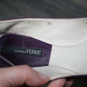 Op de afbeelding: Close-up van de binnenkant van een paarse leren schoen. De schoen heeft een witte leren binnenzool met maat 36. Een zwart label met "Gianfranco FERRE" is zichtbaar.
