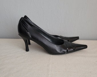 Vintage black leather pointy toe kitten heel pumps / 37 EU / Global Essentials