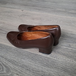 Vintage women shoes dark brown Leather loafers / low heel pumps US size 5 1/2 made in USA footwear