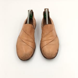 vintage women tan brown shabby shoes / Leather flat slip ons used worn loafers size 38 EU / made in Italy