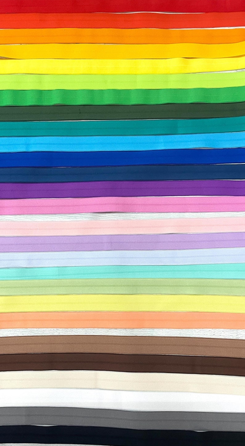 Puede incluir: Una colecci&oacute;n de 20 gomas el&aacute;sticas de diferentes colores. Los colores incluyen rojo, naranja, amarillo, verde, azul, morado, rosa, azul claro, verde claro, beige, marr&oacute;n, negro, blanco y gris.