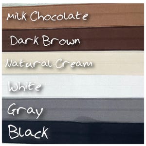 Puede incluir: Seis colores diferentes de tejido el&aacute;stico, de arriba a abajo: Chocolate con leche, Marr&oacute;n oscuro, Crema natural, Blanco, Gris y Negro.