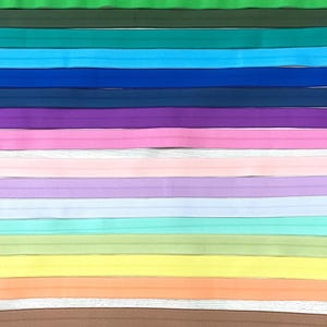 Puede incluir: Una colecci&oacute;n de 20 gomas el&aacute;sticas de diferentes colores, dispuestas en un patr&oacute;n de arco&iacute;ris. Los colores incluyen rojo, naranja, amarillo, verde, azul, morado, rosa, azul claro, verde claro, amarillo, melocot&oacute;n, marr&oacute;n, beige, blanco, gris y negro.
