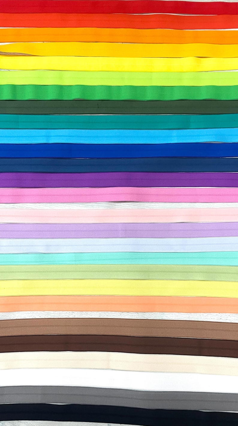 Puede incluir: Una colecci&oacute;n de 20 gomas el&aacute;sticas de diferentes colores, dispuestas en un patr&oacute;n de arco&iacute;ris. Los colores incluyen rojo, naranja, amarillo, verde, azul, morado, rosa, azul claro, verde claro, amarillo, melocot&oacute;n, marr&oacute;n, beige, blanco, gris y negro.