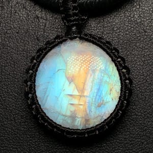 Ciondolo in pietra di luna arcobaleno in macramè: pietra preziosa multi fuoco blu, 26 mm