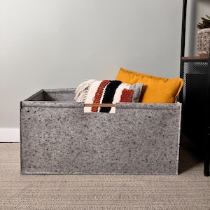 Cesta de fieltro mediana con asas de madera, organizador ancho para sala de estar o dormitorio.