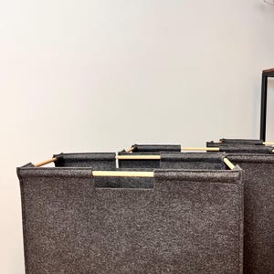 Soptunnor under sängen. Set med 2 låga fyrkantiga korgar med trähandtag.