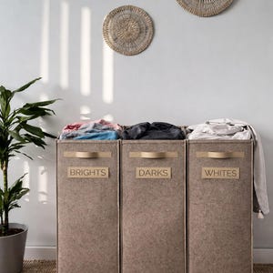 Set aus drei Geschenkkörben mit Etiketten. Wäscheaufbewahrung