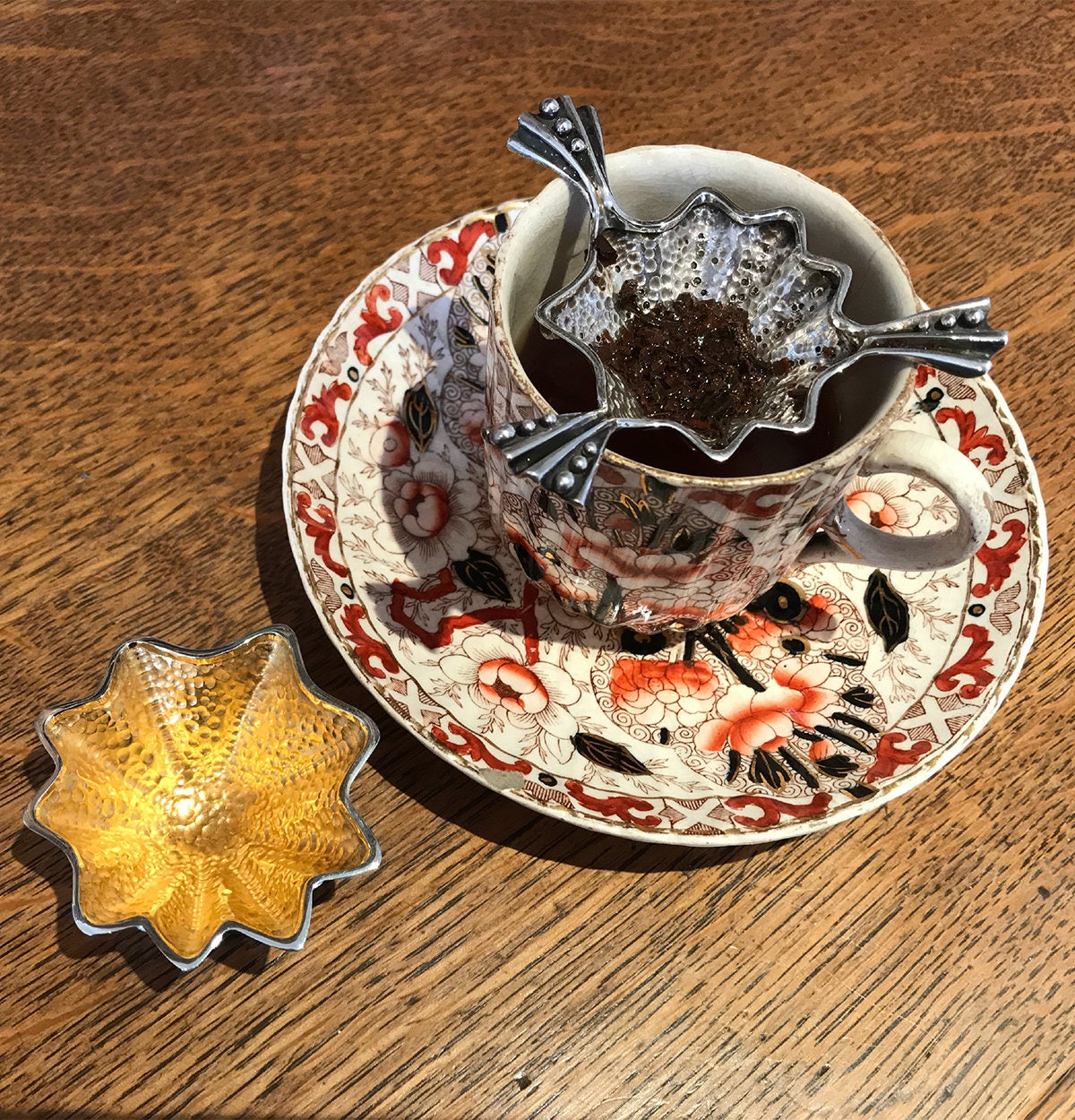 手作りのスターリングシルバー製ティーストレーナーと金メッキのボウル