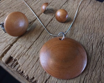 Jewelry made from apple wood | Wooden jewelry set | Handmade wooden jewelry | Wooden pendant necklace | Sustainable wooden jewelry | Natural earrings