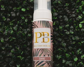 Może przedstawiać: Biała butelka samoopalającej pianki do opalania z różową i złotą etykietą. Etykieta zawiera napis "PB Tan Self Tan Mousse Dark Coconut 200 ml (6.76 fl. oz)".