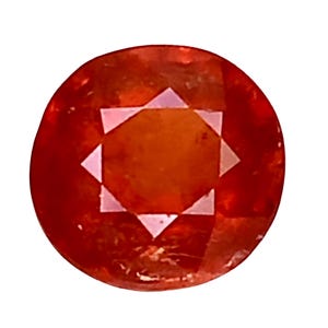 Könnte beinhalten: Ein runder, facettierter Edelstein in einem leuchtenden Orange-Rot. Der Edelstein hat ein zentrales quadratisches Design, das von acht dreieckigen Facetten umgeben ist und ein sternförmiges Muster erzeugt. Der Edelstein ist vor einem weißen Hintergrund platziert.