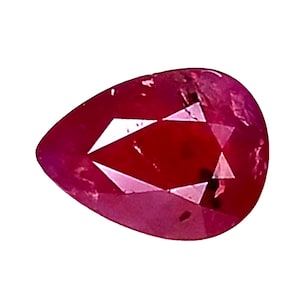 Op de afbeelding: Een peervormige, gefacetteerde robijn edelsteen. De edelsteen heeft een dieprode kleur met lichtere roze-rode facetten. De edelsteen staat tegen een witte achtergrond, wat de schittering benadrukt. Ideaal voor sieraden.