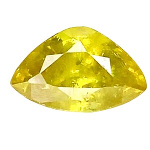 Könnte beinhalten: Ein facettierter, dreieckig geformter Edelstein in leuchtendem Gelb. Der Edelstein hat ein symmetrisches Design mit mehreren Facetten, die das Licht reflektieren und einen funkelnden Effekt erzeugen. Der Edelstein ist vor einem schlichten weißen Hintergrund platziert.