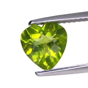 NATURAL PERIDOT _ 1.54Cts & 8.0x7.8x4.3 mm _ Green Natural Peridot Heart Shape Loose Gemstones / Peridot Ring / Peridot Jewelry / Pendent