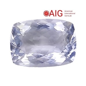 Può includere: Una gemma azzurra, taglio a cuscino, con sfaccettature. La gemma è posta su uno sfondo bianco. Il logo di American International GemLab si trova in alto a sinistra.