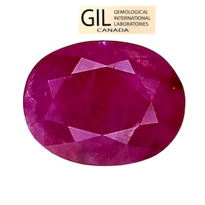 Könnte beinhalten: Ein lebendiger, oval geschliffener Rubin-Edelstein. Der tiefrote Stein hat Facetten, die das Licht einfangen und einen funkelnden Effekt erzeugen. Der Text "GIL GEMOLOGICAL INTERNATIONAL LABORATORIES CANADA" ist enthalten.