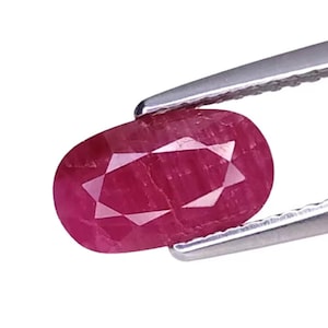 Może przedstawiać: Rustykalny drewniany szyld z napisem "Welcome to our porch" w białych literach. Szyld ma postarzaną powierzchnię i prosty, zachęcający design, idealny do dekoracji na zewnątrz.