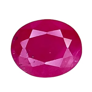 Może przedstawiać: Fasetowany, owalny kamień szlachetny rubinu. Klejnot ma głęboki, nasycony czerwony kolor z wewnętrznymi fasetami, które odbijają światło. Rubin jest umieszczony na białym tle, podkreślając jego kolor i przejrzystość.