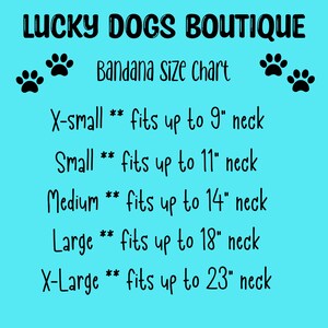 Może przedstawiać: Niebiesko-biała tabela z tekstem "LUCKY DOGS BOUTIQUE" i "Bandana Size Chart". Tabela zawiera rozmiary bandan dla ps&oacute;w i odpowiadające im rozmiary szyi w calach: X-small (9 cali), Small (11 cali), Medium (14 cali), Large (18 cali) i X-Large (23 cali).