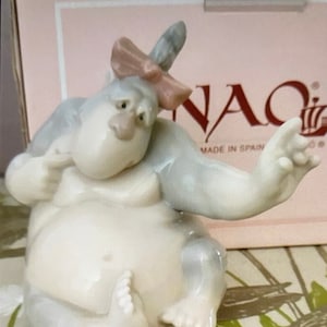 Nao Lladro Gorilla Timida Enamorada Figurine Boxed - 01323