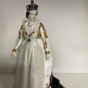 Royal Worcester Queen Elizabeth II figurine - limited edition of 2012