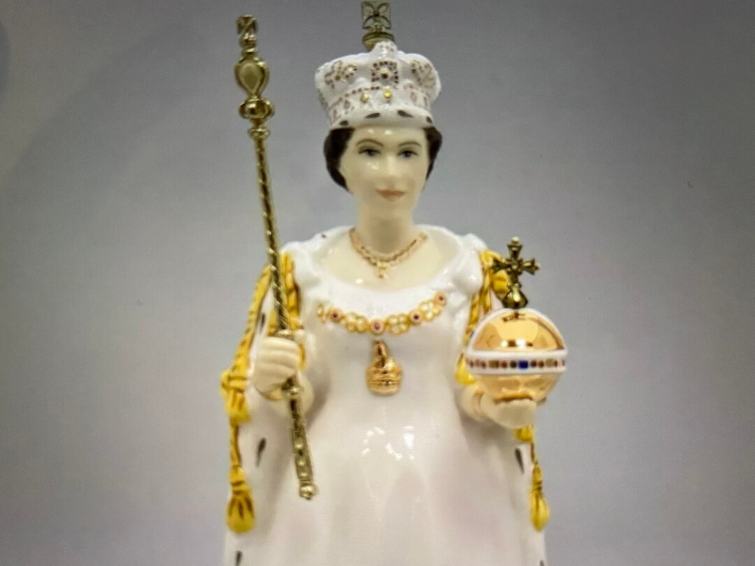 COALPORT Royal Queen her Majesty Elizabeth II Diamond Jubilee 6881 coalport-royal-queen-her-majesty-elizabeth-ii-diamond-jubilee-6881