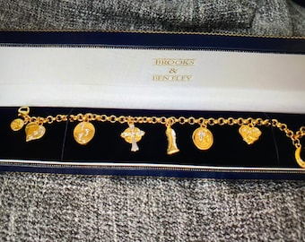 Bracelet Brooks & Bentley Footprints in the Sand en plaqué or avec breloques - neuf - dans sa boîte d'origine