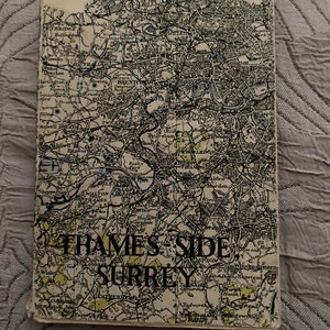 Könnte beinhalten: Eine Vintage-Karte von Thames-side Surrey, England. Die Karte zeigt die Gegend um London, einschließlich der Städte Walton-on-Thames, Epsom und Banstead. Die Karte ist auf Papier gedruckt und hat einen abgenutzten, alten Look.