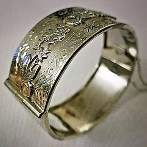 Vintage Sterling Silver Hinged Bracelet/Bangle with Flowers, Leaves and Etching Decoration