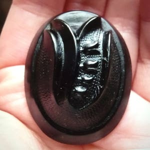 Broche de deuil victorienne ancienne tulipe sculptée en vulcanite sculptée