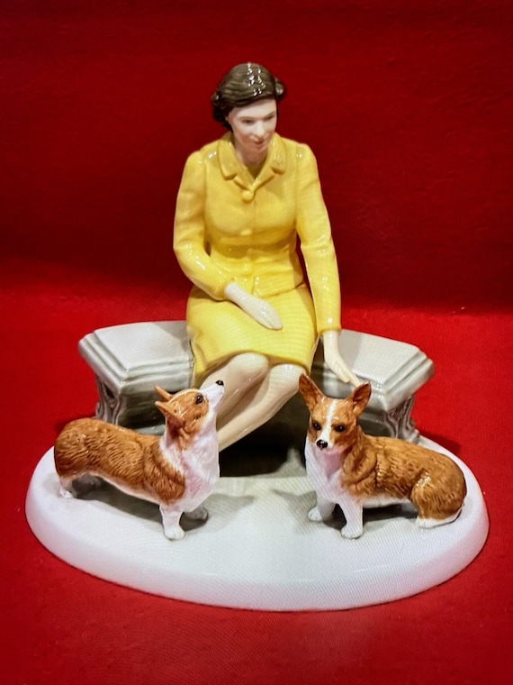 RARE Royal Doulton Figure Queen Elizabeth II - At Home HN5807 - Limited Edition No. 1020 of 2000 COA