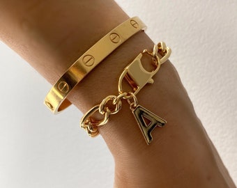 Großes Initial Armband | Gold Buchstaben Charm Armband | Jumbo Verschluss Figaro Kette | Personalisiertes Armband Geschenk für Sie