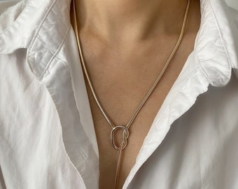 Collier lariat noué en or 14 carats | Collier en Y avec chaîne serpent à chevrons | Collier superposé à maillons de chaîne en or | Collier long pendant