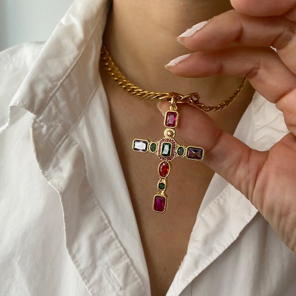 Collier croix avec pierres précieuses colorées | Grand collier croix surdimensionné | Collier à superposition de grosses chaînes en or | Ras de cou tendance
