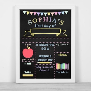 Peut inclure: Un tableau noir encadré avec le texte "SOPHIA's first day of" à la craie colorée. Le tableau comprend des espaces pour écrire des détails sur la première journée d'école de l'enfant, tels que l'âge, la taille, la couleur préférée et le professeur.