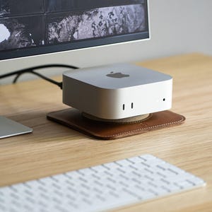 Soporte para Mac Mini - El pedestal: cuero italiano, compatible con M4 / M4 Pro / Accesorio de escritorio minimalista