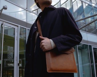 Leather Sleeve for MacBook / iPad made of eco friendly Italian full-grain vegetable-tanned leather with strap and zipper