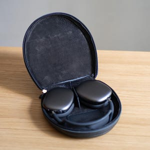 フラットグレインレザー製AirPods Maxケース（ジッパー開閉式）