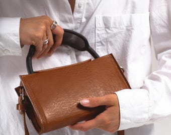 Italian Leather AirPods Max Bag: Handcrafted Shoulder Bag with Adjustable Strap