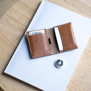 Cartera con bolsillo oculto para AirTag, Minimalist 5.0 / Hecha a mano con cuero italiano de grano completo